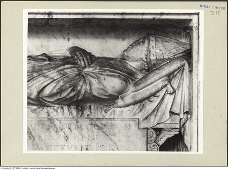 Vorderseite von Courtauld Institute [https://www.deutsche-digitale-bibliothek.de/content/lizenzen/rv-ez/] Grabmal des Kardinals Jacopo Ammanati-Piccolomini (+1479)Prunkbett mit Inschrifttafel und Liegefigur - Detail: Oberkörper des Verstorbenen, bh229743_recto. Foto.