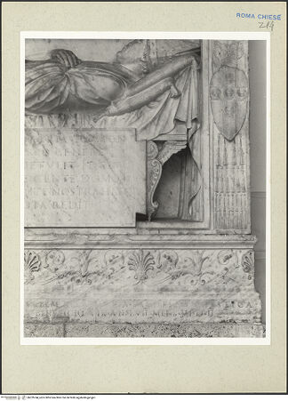 Vorderseite von Courtauld Institute [https://www.deutsche-digitale-bibliothek.de/content/lizenzen/rv-ez/] Grabmal des Kardinals Jacopo Ammanati-Piccolomini (+1479)Prunkbett mit Inschrifttafel und Liegefigur - Detail, rechts: Prunkbett, bh229744_recto. Foto.