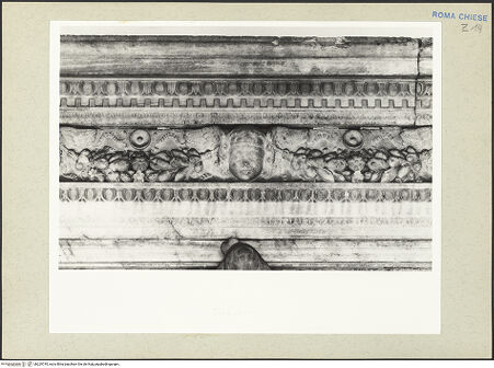 Vorderseite von Courtauld Institute [https://www.deutsche-digitale-bibliothek.de/content/lizenzen/rv-ez/] Grabmal des Kardinals Jacopo Ammanati-Piccolomini (+1479) - Detail des Architravs, Mitte, bh229745_recto. Foto.