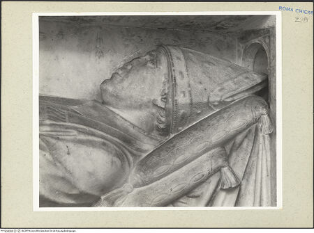 Vorderseite von Courtauld Institute [https://www.deutsche-digitale-bibliothek.de/content/lizenzen/rv-ez/] Grabmal des Kardinals Jacopo Ammanati-Piccolomini (+1479)Prunkbett mit Inschrifttafel und Liegefigur - Detail: Kopf, bh229746_recto. Foto.