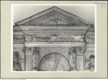 Vorderseite von Courtauld Institute [https://www.deutsche-digitale-bibliothek.de/content/lizenzen/rv-ez/] Grabmal der Costanza Ammanati-Piccolomini (+1477)Giebeldreieck: Taube des heiligen Geistes - , bh229754_recto. Foto.