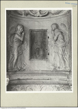 Vorderseite von Courtauld Institute [https://www.deutsche-digitale-bibliothek.de/content/lizenzen/rv-ez/] Grabmal der Costanza Ammanati-Piccolomini (+1477)Mittelnische: Segnender Christus und Engel, flankiert von zwei Propheten - unterer Teil, bh229755_recto. Foto.