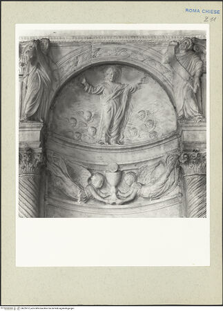 Vorderseite von Courtauld Institute [https://www.deutsche-digitale-bibliothek.de/content/lizenzen/rv-ez/] Grabmal der Costanza Ammanati-Piccolomini (+1477)Mittelnische: Segnender Christus und Engel, flankiert von zwei Propheten - oberer Teil, bh229757_recto. Foto.
