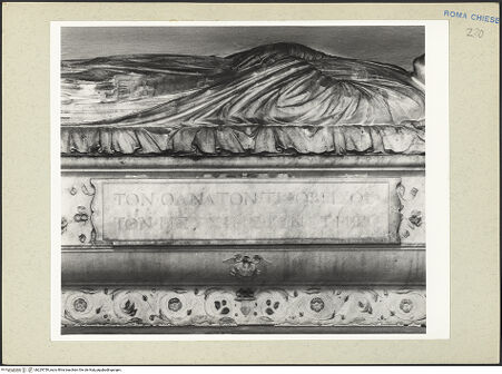 Vorderseite von Courtauld Institute, Conway Library [https://www.deutsche-digitale-bibliothek.de/content/lizenzen/rv-ez/] Grabmonument des Kardinals Giovanni Giacomo Sclafenati (+1497) - Liegefigur, Detail, bh229759_recto. Foto.