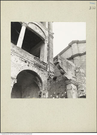 Vorderseite von Courtauld Institute [https://www.deutsche-digitale-bibliothek.de/content/lizenzen/rv-ez/] Grabmal der Costanza Ammanati-Piccolomini (+1477)Mittelnische: Segnender Christus und Engel, flankiert von zwei Propheten - Detail: Konche mit Christus, bh229760_recto. Foto.