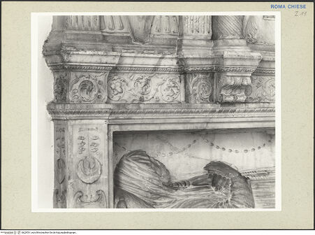 Vorderseite von Courtauld Institute [https://www.deutsche-digitale-bibliothek.de/content/lizenzen/rv-ez/] Grabmal der Costanza Ammanati-Piccolomini (+1477)Prunkbett mit Inschrifttafel und Liegefigur - Detail: Gesims zwischen unterer und oberer Nische mit Fries, bh229761_recto. Foto.