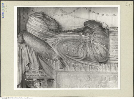 Vorderseite von Courtauld Institute [https://www.deutsche-digitale-bibliothek.de/content/lizenzen/rv-ez/] Grabmal der Costanza Ammanati-Piccolomini (+1477)Prunkbett mit Inschrifttafel und Liegefigur - Detail: Oberkörper der Verstorbenen, bh229762_recto. Foto.