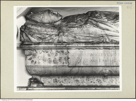 Vorderseite von Courtauld Institute, Conway Library [https://www.deutsche-digitale-bibliothek.de/content/lizenzen/rv-ez/] Grabmonument des Bischofs Ottaviano Furnario (auch Olaviero Fornario, +1496) - Sarkophag mit Liegefigur, Detail, bh229765_recto. Foto.