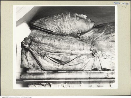 Vorderseite von Courtauld Institute, Conway Library [https://www.deutsche-digitale-bibliothek.de/content/lizenzen/rv-ez/] Grabmonument des Bischofs Ottaviano Furnario (auch Olaviero Fornario, +1496) - Liegefigur, Kopf, bh229766_recto. Foto.