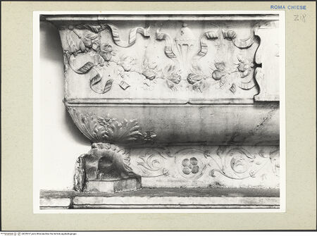 Vorderseite von Courtauld Institute, Conway Library [https://www.deutsche-digitale-bibliothek.de/content/lizenzen/rv-ez/] Grabmonument des Bischofs Ottaviano Furnario (auch Olaviero Fornario, +1496) - Sarkophag, Detail, bh229767_recto. Foto.