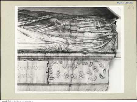 Vorderseite von Courtauld Institute, Conway Library [https://www.deutsche-digitale-bibliothek.de/content/lizenzen/rv-ez/] Grabmonument des Bischofs Ottaviano Furnario (auch Olaviero Fornario, +1496) - Sarkophag mit Liegefigur, Detail, bh229768_recto. Foto.