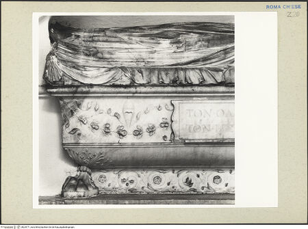 Vorderseite von Courtauld Institute, Conway Library [https://www.deutsche-digitale-bibliothek.de/content/lizenzen/rv-ez/] Grabmonument des Kardinals Giovanni Giacomo Sclafenati (+1497) - Liegefigur, Detail, bh229771_recto. Foto.