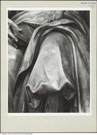 Vorderseite von Courtauld Institute [https://www.deutsche-digitale-bibliothek.de/content/lizenzen/rv-ez/] Madonna del Parto - Detail: Faltenwurf am linken Knie, bh229781_recto. Foto.