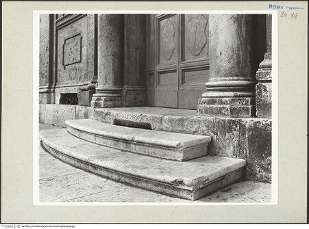 Vorderseite von Courtauld Institute [https://www.deutsche-digitale-bibliothek.de/content/lizenzen/rv-ez/] Santa Maria in VallicellaOratorio di San Filippo Neri - Fassade, Detail: Mittelachse, Stufen zum Portal, bh230003_recto. Foto.