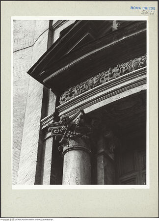 Vorderseite von Courtauld Institute [https://www.deutsche-digitale-bibliothek.de/content/lizenzen/rv-ez/] Santa Maria in VallicellaOratorio di San Filippo Neri - Fassade, Detail: Mittelachse, Portal, Kapitell und Gebälk, bh230004_recto. Foto.