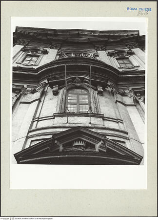 Vorderseite von Courtauld Institute [https://www.deutsche-digitale-bibliothek.de/content/lizenzen/rv-ez/] Santa Maria in VallicellaOratorio di San Filippo Neri - Fassade, Detail: Mittelachse, Fenster unter dem Balkon, bh230005_recto. Foto.