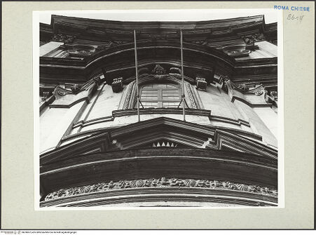 Vorderseite von Courtauld Institute [https://www.deutsche-digitale-bibliothek.de/content/lizenzen/rv-ez/] Santa Maria in VallicellaOratorio di San Filippo Neri - Fassade, Detail: Mittelachse, Portalgiebel und Fenster, bh230007_recto. Foto.