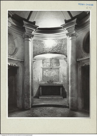 Vorderseite von Courtauld Institute [https://www.deutsche-digitale-bibliothek.de/content/lizenzen/rv-ez/] Santa Maria in MonserratoCappella di Monserrato - Blick aus dem Schiff in die Kapelle, bh230166_recto. Foto.