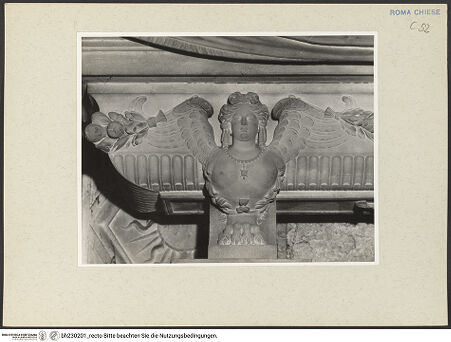 Vorderseite von Courtauld Institute [https://www.deutsche-digitale-bibliothek.de/content/lizenzen/rv-ez/] Grabmal des Kardinals Girolamo Basso della Rovere, (gestorben 1507)Nische mit Liegefigur des Verstorbenen, darüber Lünette mit Madonna und Kind - Detial: Sphinx links unter dem Sarkophag, bh230201_recto. Foto.