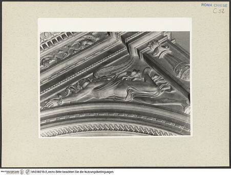 Vorderseite von Courtauld Institute [https://www.deutsche-digitale-bibliothek.de/content/lizenzen/rv-ez/] Grabmal des Kardinals Girolamo Basso della Rovere, (gestorben 1507)Nische mit Liegefigur des Verstorbenen, darüber Lünette mit Madonna und Kind - Detial: Ornament mit Genius/ Victoria im Nischenzwickel rechts; Untersicht, bh230216-2_recto. Foto.