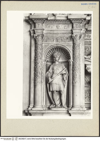 Vorderseite von Courtauld Institute [https://www.deutsche-digitale-bibliothek.de/content/lizenzen/rv-ez/] Grabmal des Kardinals Girolamo Basso della Rovere, (gestorben 1507)Nische mit Liegefigur des Verstorbenen, darüber Lünette mit Madonna und Kind - Detail: Kopf der Liegefigur, bh230217_recto. Foto.