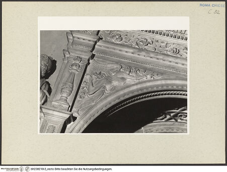 Vorderseite von Courtauld Institute [https://www.deutsche-digitale-bibliothek.de/content/lizenzen/rv-ez/] Grabmal des Kardinals Girolamo Basso della Rovere, (gestorben 1507)Nische mit Liegefigur des Verstorbenen, darüber Lünette mit Madonna und Kind - Detial: Ornament mit Genius/ Victoria im Nischenzwickel links; Untersicht, bh230218-2_recto. Foto.