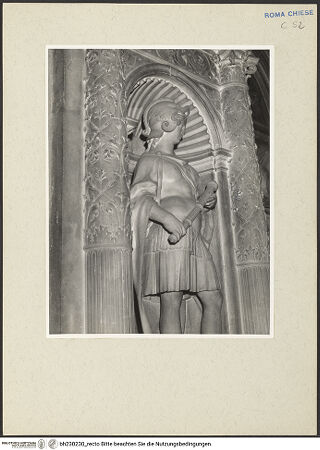 Vorderseite von Courtauld Institute [https://www.deutsche-digitale-bibliothek.de/content/lizenzen/rv-ez/] Grabmal des Kardinals Girolamo Basso della Rovere, (gestorben 1507)Figuren der theologischen und Kardinaltugendenlinke Nische: Stärke - Detail: Statue von der linken Seite, bh230230_recto. Foto.