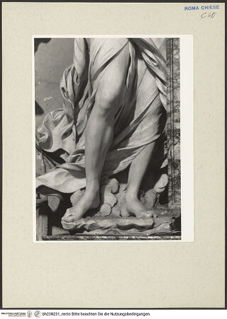 Vorderseite von Courtauld Institute [https://www.deutsche-digitale-bibliothek.de/content/lizenzen/rv-ez/] Altar der Heiligen FamilieRahmenhaltender Engel links - Detail: Beine, bh230231_recto. Foto.