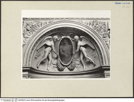 Vorderseite von Courtauld Institute [https://www.deutsche-digitale-bibliothek.de/content/lizenzen/rv-ez/] Innenausstattung der Cappella TeodoliZwei Engel halten ein Heiligenbild - , bh230237_recto. Foto.