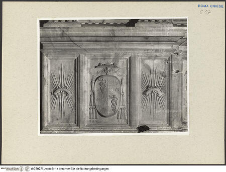 Vorderseite von Courtauld Institute [https://www.deutsche-digitale-bibliothek.de/content/lizenzen/rv-ez/] Grabmal des Kardinals Ascanio Maria Sforza, (gestorben 1505)Sockelzone - Wappen und Imprese links von der Inschrift, bh230271_recto. Foto.