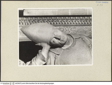 Vorderseite von Courtauld Institute [https://www.deutsche-digitale-bibliothek.de/content/lizenzen/rv-ez/] Grabmal des Kardinals Ascanio Maria Sforza, (gestorben 1505)Nische mit Liegefigur des Verstorbenen, darüber Lünette mit Madonna und Kind - Kopf des Verstorbenen, bh230272_recto. Foto.