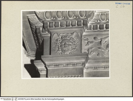 Vorderseite von Courtauld Institute [https://www.deutsche-digitale-bibliothek.de/content/lizenzen/rv-ez/] Grabmal des Kardinals Ascanio Maria Sforza, (gestorben 1505)Nische mit Liegefigur des Verstorbenen, darüber Lünette mit Madonna und Kind - Detail: Medusenhaupt im Ornament der Nischenrahmung, bh230275_recto. Foto.