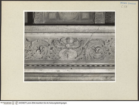 Vorderseite von Courtauld Institute [https://www.deutsche-digitale-bibliothek.de/content/lizenzen/rv-ez/] Grabmal des Kardinals Ascanio Maria Sforza, (gestorben 1505)Nische mit Liegefigur des Verstorbenen, darüber Lünette mit Madonna und Kind - Detail: Grotesken im Ornament der Nischenrahmung, bh230277_recto. Foto.