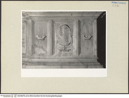 Vorderseite von Courtauld Institute [https://www.deutsche-digitale-bibliothek.de/content/lizenzen/rv-ez/] Grabmal des Kardinals Ascanio Maria Sforza, (gestorben 1505)Sockelzone - Wappen und Imprese links von der Inschrift, bh230278_recto. Foto.