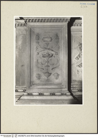 Vorderseite von Courtauld Institute [https://www.deutsche-digitale-bibliothek.de/content/lizenzen/rv-ez/] Grabmal des Kardinals Ascanio Maria Sforza, (gestorben 1505)Figuren der theologischen Tugenden und Kardinaltugendenlinke Nische: Gerechtigkeit - Ornamentierter Sockel unter der Nische, bh230279_recto. Foto.