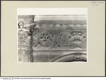 Vorderseite von Courtauld Institute [https://www.deutsche-digitale-bibliothek.de/content/lizenzen/rv-ez/] Grabmal des Kardinals Ascanio Maria Sforza, (gestorben 1505)Nische mit Liegefigur des Verstorbenen, darüber Lünette mit Madonna und Kind - Detail: Akanthusranken im Ornament der Nischenrahmung, bh230281_recto. Foto.