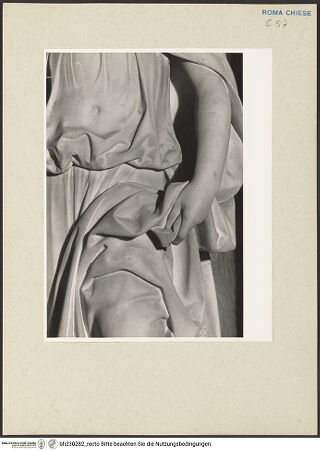 Vorderseite von Courtauld Institute [https://www.deutsche-digitale-bibliothek.de/content/lizenzen/rv-ez/] Grabmal des Kardinals Ascanio Maria Sforza, (gestorben 1505)Figuren der theologischen Tugenden und Kardinaltugendenlinke Nische: Gerechtigkeit - Detail: Arm und Gewand der Statue, bh230282_recto. Foto.