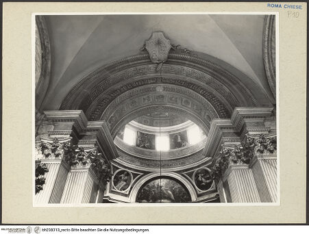 Vorderseite von Courtauld Institute [https://www.deutsche-digitale-bibliothek.de/content/lizenzen/rv-ez/] Santa Maria del PopoloCappella Chigi - Blick vom Seitenschiff in den Eingangsbogen der Kapelle, bh230313_recto. Foto.