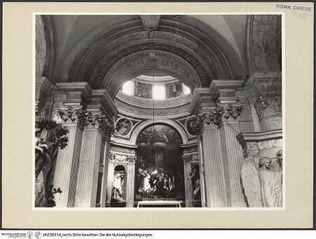 Vorderseite von Courtauld Institute [https://www.deutsche-digitale-bibliothek.de/content/lizenzen/rv-ez/] Santa Maria del PopoloCappella Chigi - Blick vom Seitenschiff in die Kuppel der Kapelle, bh230314_recto. Foto.