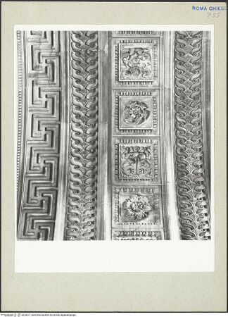Vorderseite von Courtauld Institute [https://www.deutsche-digitale-bibliothek.de/content/lizenzen/rv-ez/] Santa Maria del PopoloCappella Chigi - Ornament im Eingangsbogen, bh230317_recto. Foto.