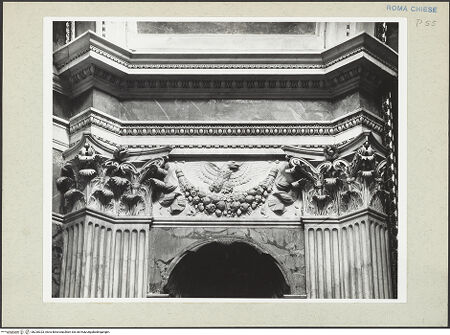 Vorderseite von Courtauld Institute [https://www.deutsche-digitale-bibliothek.de/content/lizenzen/rv-ez/] Fries mit Girlanden - Fruchtghirlande mit Adler zwischen Kapitellen, bh230323_recto. Foto.