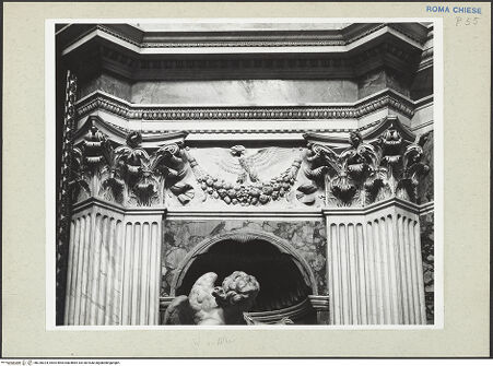 Vorderseite von Courtauld Institute [https://www.deutsche-digitale-bibliothek.de/content/lizenzen/rv-ez/] Fries mit Girlanden - Fruchtghirlande mit Adler zwischen Kapitellen, bh230324_recto. Foto.