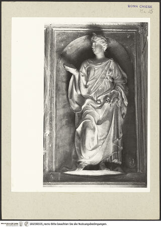 Vorderseite von Courtauld Institute [https://www.deutsche-digitale-bibliothek.de/content/lizenzen/rv-ez/] Grabmal des Pietro da Vicenza Bischof von Cesena - Detail: Rundbogennischen, Tugend in Relief, bh230325_recto. Foto.