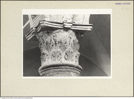 Vorderseite von Courtauld Institute [https://www.deutsche-digitale-bibliothek.de/content/lizenzen/rv-ez/] Santa Maria in Aracoeli - Säule, Detail: Kapitell, bh230339_recto. Foto.