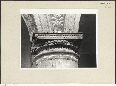 Vorderseite von Courtauld Institute [https://www.deutsche-digitale-bibliothek.de/content/lizenzen/rv-ez/] Santa Maria in Aracoeli - Säule, Detail: Kapitell, bh230340_recto. Foto.