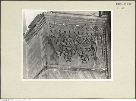 Vorderseite von Courtauld Institute [https://www.deutsche-digitale-bibliothek.de/content/lizenzen/rv-ez/] Santa Maria in Aracoeli - Detail: Kapitell, bh230341_recto. Foto.