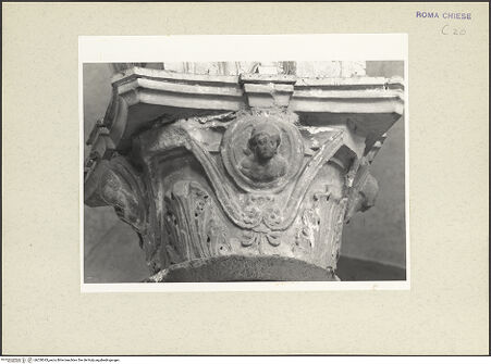 Vorderseite von Courtauld Institute [https://www.deutsche-digitale-bibliothek.de/content/lizenzen/rv-ez/] Santa Maria in Aracoeli - Linke Seite, 7. Säule, Detail: Kapitell mit Imagines clipeatae, bh230343_recto. Foto.