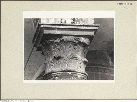 Vorderseite von Courtauld Institute [https://www.deutsche-digitale-bibliothek.de/content/lizenzen/rv-ez/] Santa Maria in Aracoeli - Säule, Detail: Akanthuskapitell, bh230345_recto. Foto.