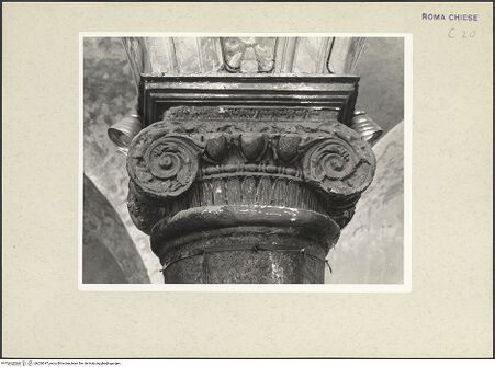 Vorderseite von Courtauld Institute [https://www.deutsche-digitale-bibliothek.de/content/lizenzen/rv-ez/] Santa Maria in Aracoeli - Säule, Detail: ionisches Kapitell, bh230347_recto. Foto.