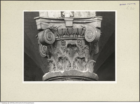 Vorderseite von Courtauld Institute [https://www.deutsche-digitale-bibliothek.de/content/lizenzen/rv-ez/] Santa Maria in Aracoeli - Säule, Detail: Kompositkapitell, bh230348_recto. Foto.